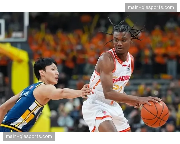 特写：深圳马可波罗小外援压哨后场长传助攻，诠释“极限节奏”美学