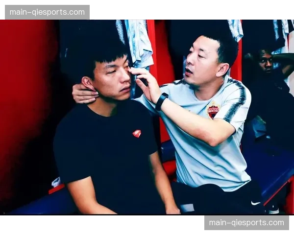 场边医疗组快速处理受伤球员，保障比赛转换节奏未受长时间影响