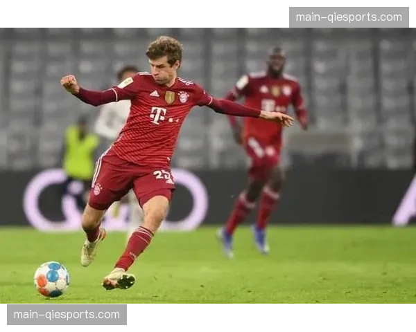 拜仁训练课重点演练定位球攻防后的快速落位，应对密集赛程